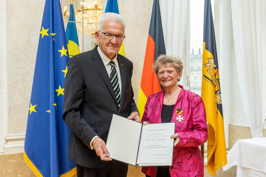 Ministerpräsident Winfried Kretschmann (links) und Carmen Stadelhofer (rechts)