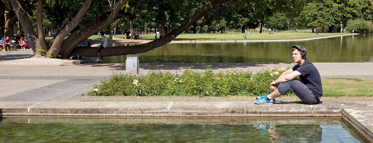 Junger Mann Hoert Musik Im Park 700x360 Mann im Park