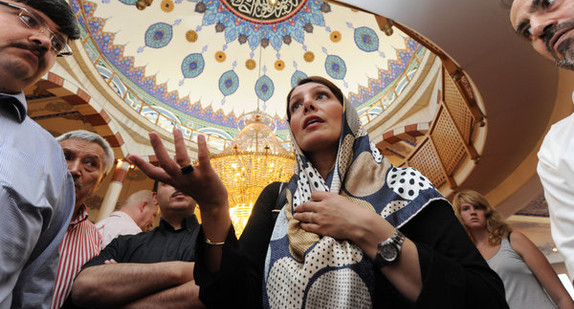 Integrationsministerin Bilkay Öney am Montag (03.10.2011) bei einem Besuch der Yavuz Sultan Selim Moschee in Mannheim im Rahmen des Tages der offenen Moschee (Foto: dpa)