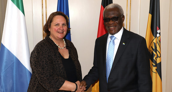 Staatsministerin Theresa Schopper (l.) und der Botschafter der Republik Sierra Leone, M'Baimba Lamin Baryoh (r.) (Bild:Staatsministerium Baden-Württemberg)