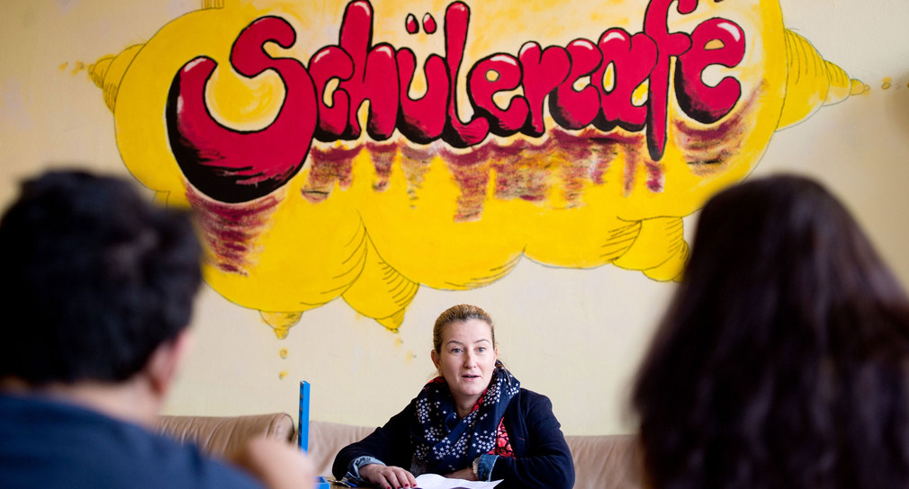 Schulsozialarbeiterin mit Schülerinnen und Schülern (Foto: dpa)