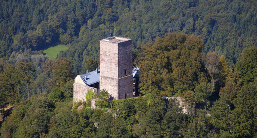 Die Yburg mit dem weithin sichtbaren Bergfried (Foto: Staatliche Schlösser und Gärten Baden-Württemberg)