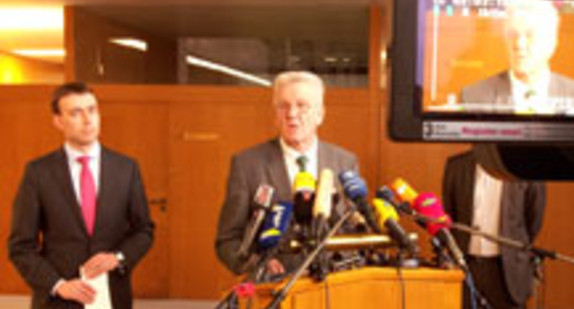 Ministerpräsident Winfried Kretschmann und sein Stellvertreter Nils Schmid beim Pressestatement zur Entscheidung des Aufsichtsrats der DB AG zu Stuttgart 21
