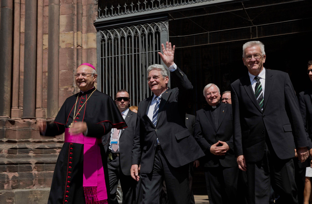 v.l.n.r.: Erzbischof Robert Zollitsch Bundespräsident Joachim Gauck und Ministerpräsident Winfried Kretschmann vor dem Freiburger Münster