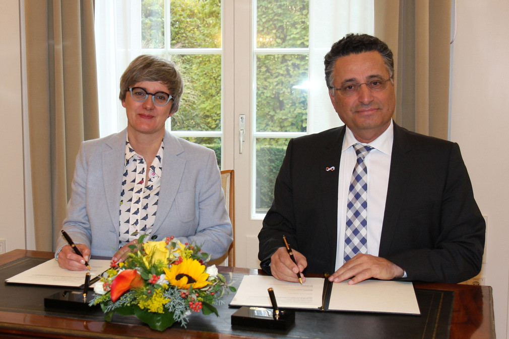 Ministerin Silke Krebs (l.) und Rami Suliman (r.), Vorsitzender des Oberrats der Israelitischen Religionsgemeinschaft in Baden, unterzeichnen die Vereinbarung.