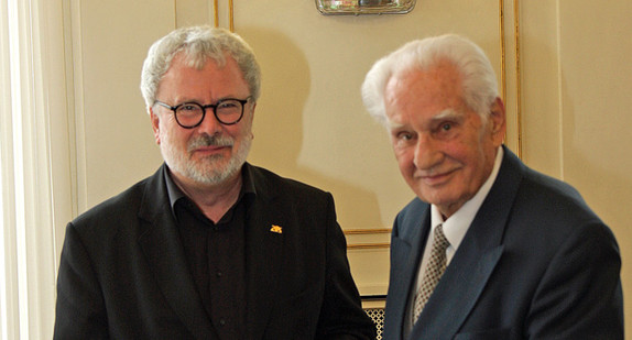 Staatssekretär Klaus-Peter Murawski (l.) bei der Überreichung der Staufermedaille in Gold an Dr. Jörg Zink (r.)