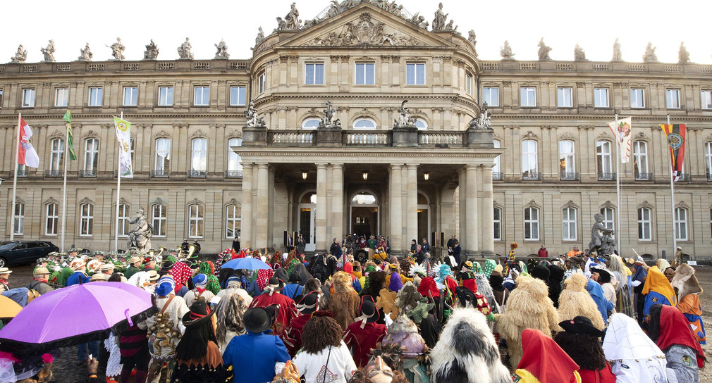 Die Narren beim Närrischen Staatsempfang vor dem Neuen Schloss in Stuttgart (Bild: Staatsministerium Baden-Württemberg)