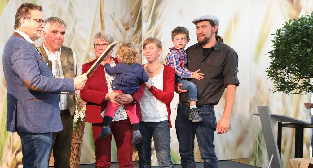 Landwirtschaftsminister Peter Hauk und Familie Geng (Foto: © Ministerium für Ländlichen Raum und Verbraucherschutz Baden-Württemberg)