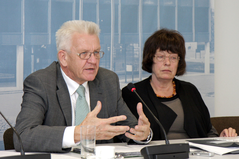 Ministerpräsident Winfried Kretschmann (l.) und Staatsrätin Gisela Erler (r.)