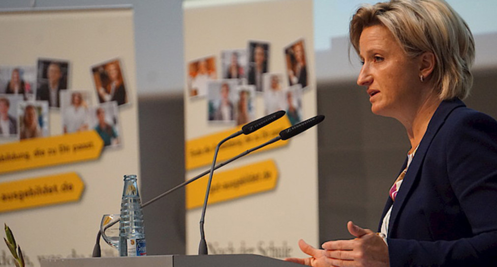 Ministerin Nicole Hoffmeister-Kraut spricht beim Kongress für Ausbildungsqualität. (Foto: Ministerium für Wirtschaft, Arbeit und Wohnungsbau Baden-Württemberg)