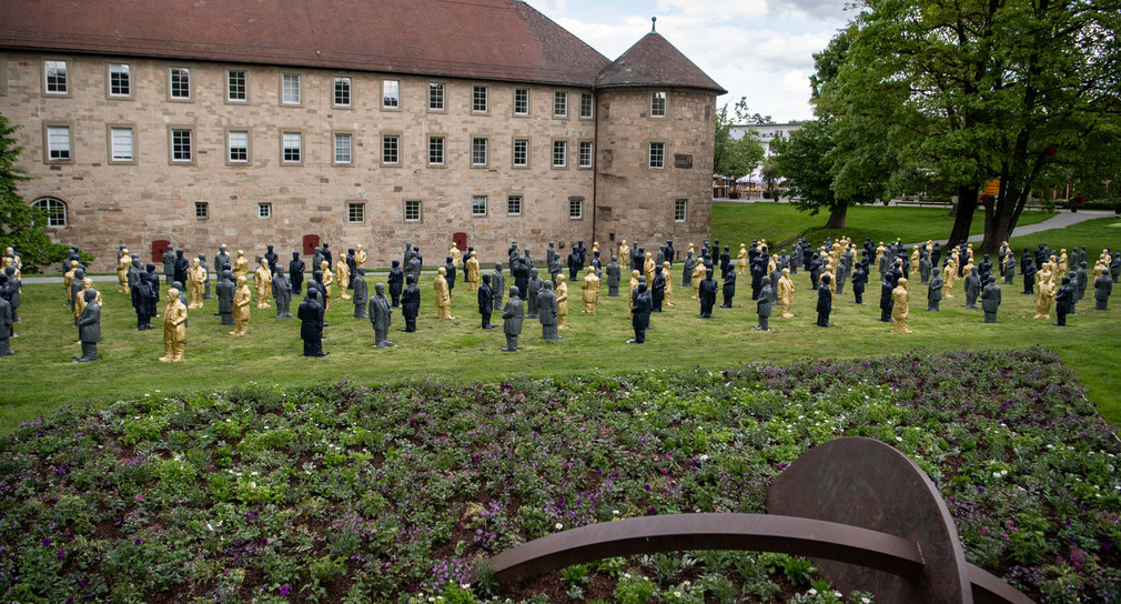 Mehrere Statuen von Gottlieb Daimler des Künstlers Ottmar Hörl stehen zur Eröffnung im Erlebnisgarten in Schorndorf der Remstal Gartenschau. (Bild: Fabian Sommer / dpa)