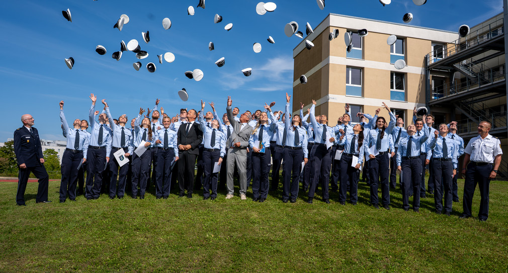 Gruppenbild mit Innenminister Thomas Strobl und frisch ausgebildeten Polizeibeamtinnen und Polizeibeamten bei der Verabschiedung in Biberach 