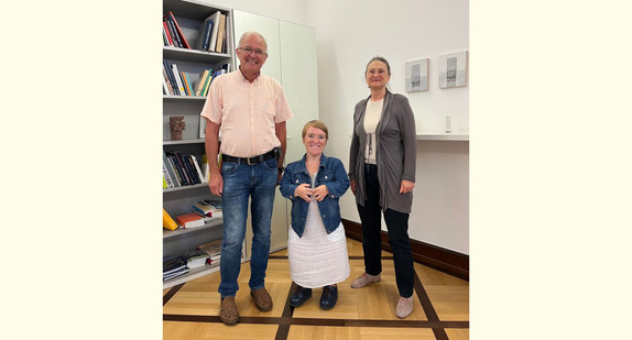 Auf dem Foto von rechts nach links stehend: Regierungspräsidentin Bärbel Schäfer, Landes-Beauftragte Simone Fischer und Kurt Fehrenbach (Vertrauensperson der schwerbehinderten Mitarbeitenden im RP)