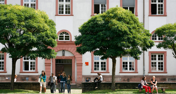 Studierende vor einem Gebäude der Universität Heidelberg. (Bild: Universität Heidelberg, Kommunikation und Marketing)