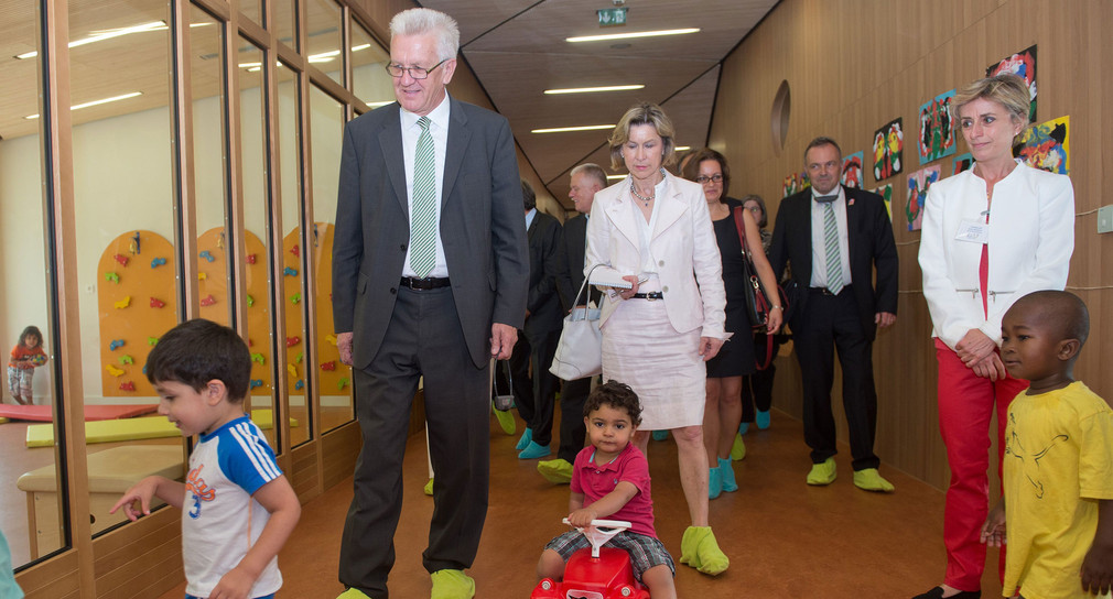 Ministerpräsident Kretschmann besucht eine deutsch-französische Kinderkrippe (Foto: dpa)