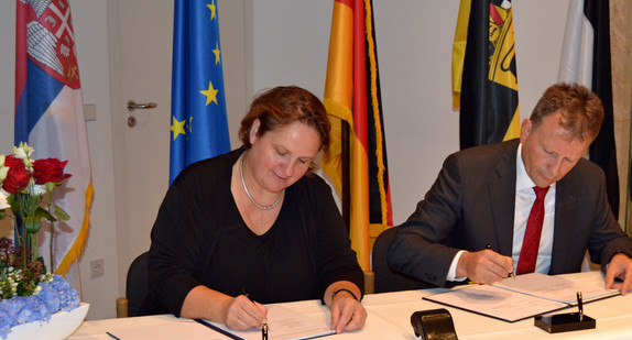 Staatssekretärin Theresa Schopper (l.) und der Staatssekretär im Ministerium für Handel, Tourismus und Telekommunikation von Serbien, Stevan Nikčević (r.)