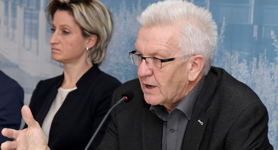 Ministerpräsident Winfried Kretschmann (r.) und Wirtschaftsministerin Nicole Hoffmeister-Kraut (l.)