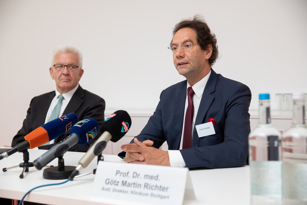 Ministerpräsident Winfried Kretschmann (l.) und Prof. Dr. med. Götz Martin Richter (r.), Ärztlicher Direktor am Klinikum Stuttgart, bei der Pressekonferenz
