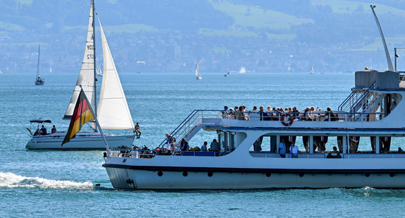 Das Passagierschiff Stuttgart fährt von Langenargen auf dem Bodensee Richtung Friedrichshafen.