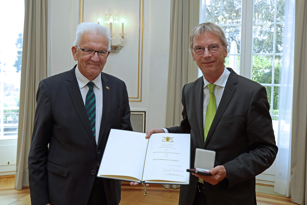 Ministerpräsident Winfried Kretschmann (l.) und Prof. Dr. med. Hans-Georg Kräußlich (r.)