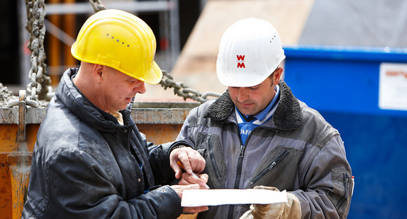 Bauarbeiter beim Hochbau (Plan)