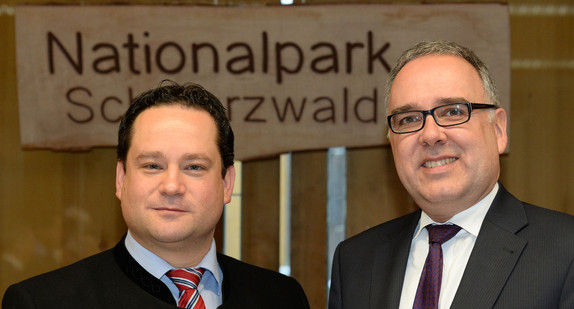 Minister Alexander Bonde (l.) und der neue Nationalpark-Rat-Vorsitzende und Landrat Klaus Michael Rückert (r.) (Foto: dpa)