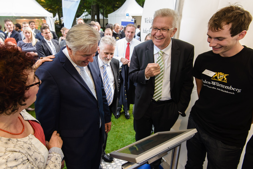 Ministerpräsident Winfried Kretschmann (2.v.r.) mit seiner Frau Gerlinde Kretschmann (l.) und Berlins Regierendem Bürgermeister Klaus Wowereit (2.v.l.) das Baden-Württemberg-Quiz. (Foto: Staatsministerium Baden-Württemberg)