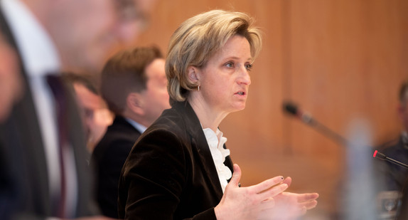 Wirtschaftsministerin Nicole Hoffmeister-Kraut beim Spitzengespräch zu den wirtschaftlichen Folgen des Coronavirus. (Bild: Wirtschaftsministerium Baden-Württemberg)