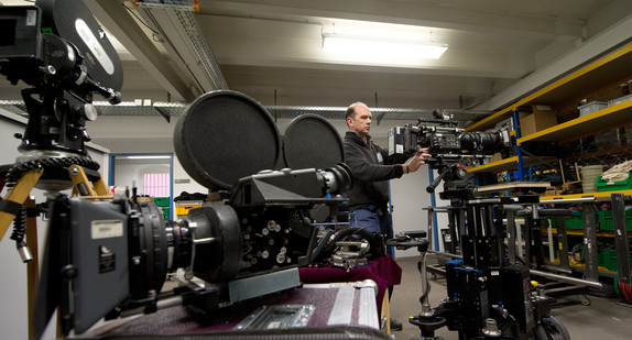 Drehbuch, Regie, Kamera, Schnitt - rund 450 Studierende lernen an der Filmakademie Ludwigsburg so ziemlich alles, was man am Set braucht. (Bild: dpa)