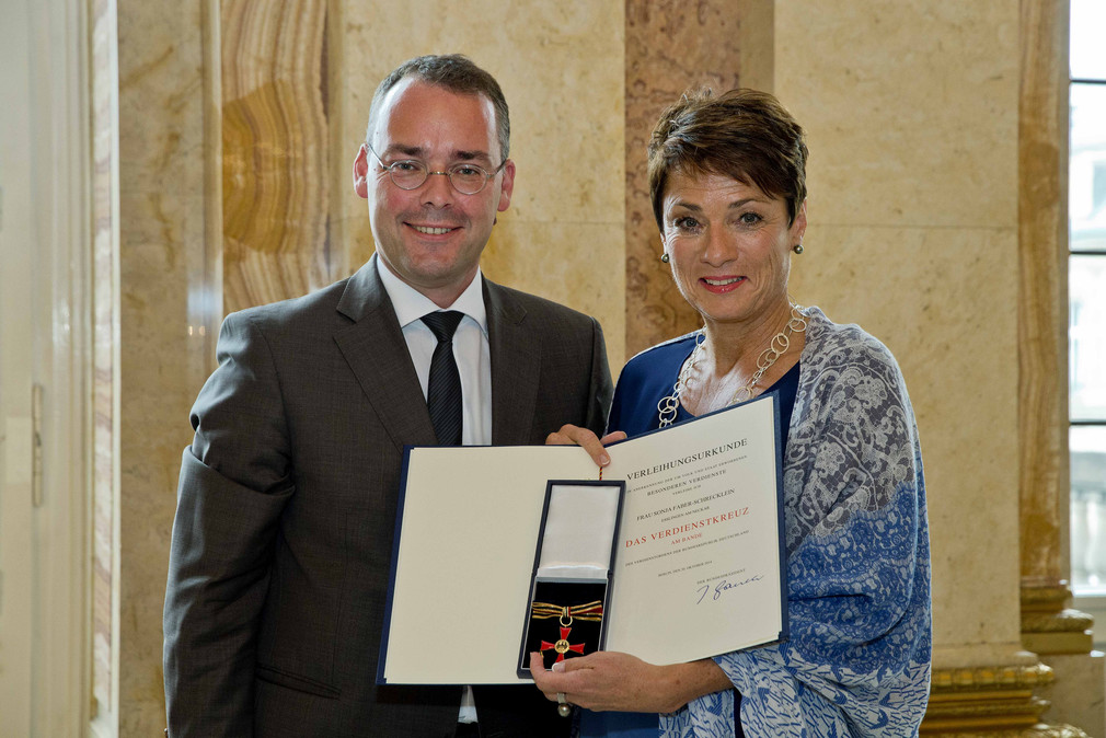 Minister Peter Friedrich (l.) und Sonja Faber-Schrecklein (r.)