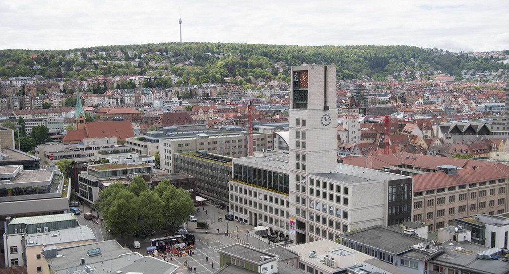 Das Stuttgarter Rathaus mit dem davorliegenden Marktplatz von oben aufgenommen.