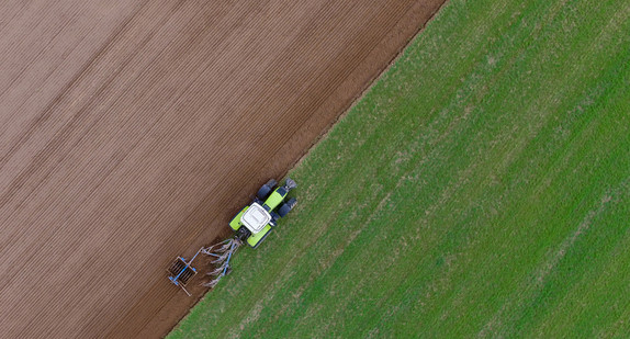 Ein Landwirt pflügt ein Feld. Luftaufnahme mit einer Drohne. (Foto: Patrick Pleul / dpa)
