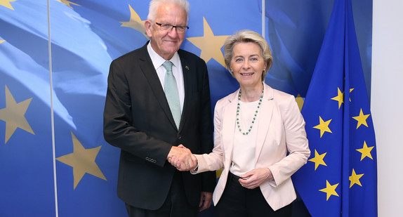 Ministerpräsident Winfried Kretschmann (links) und die Präsidentin der Europäischen Kommission, Ursula von der Leyen (rechts)