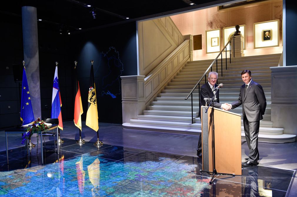 Ministerpräsident Winfried Kretschmann (l.) und der Präsident der Republik Slowenien, Borut Pahor (r.), geben sich die Hand.
