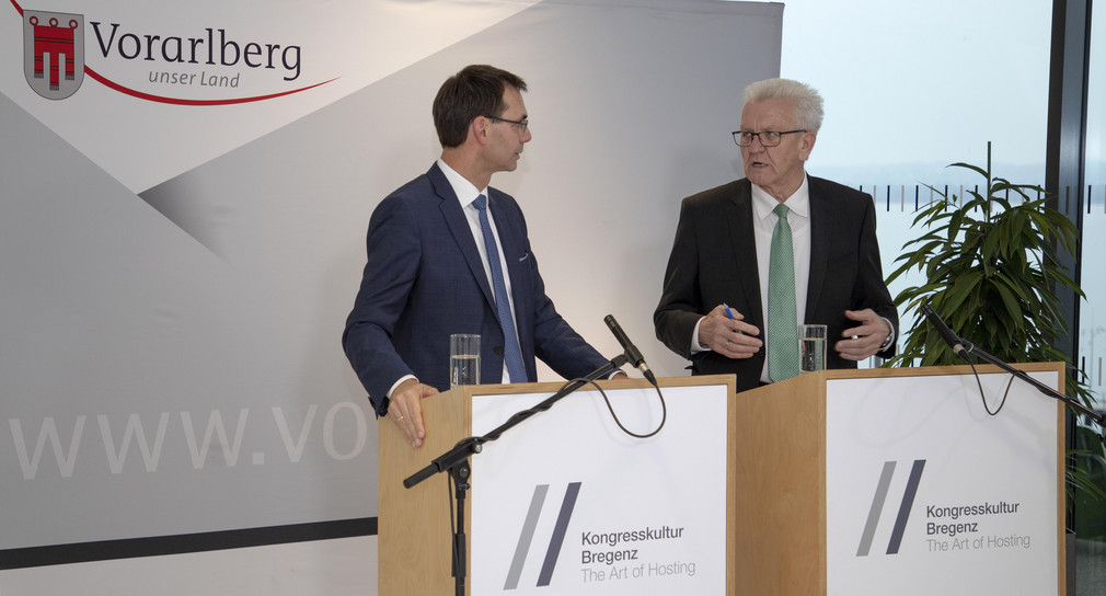 Ministerpräsident Winfried Kretschmann (r.) und Vorarlbergs Landeshauptmann Markus Wallner (l.) bei einer Pressekonferenz (Bild: Staatsministerium Baden-Württemberg)