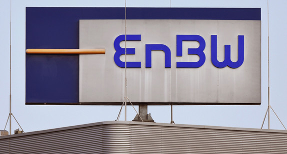 Ein Logo des Energieversorgers Energie Baden-Württemberg AG (EnBW) am Gebäude des Konzernsitzes in Karlsruhe.