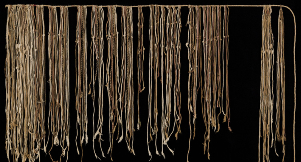 Knotenschnur quipu: Die Knotenschnüre waren Buchhaltungssystem, Gedächnisstütze für Mythen und geschichtliche Inhalte, Rechenmaschine und Kalender. Baumwollgarn, L: 135 cm; Peru, Inka-Kultur, Imperiale Phase, 15. – 16. Jh. n. Chr.