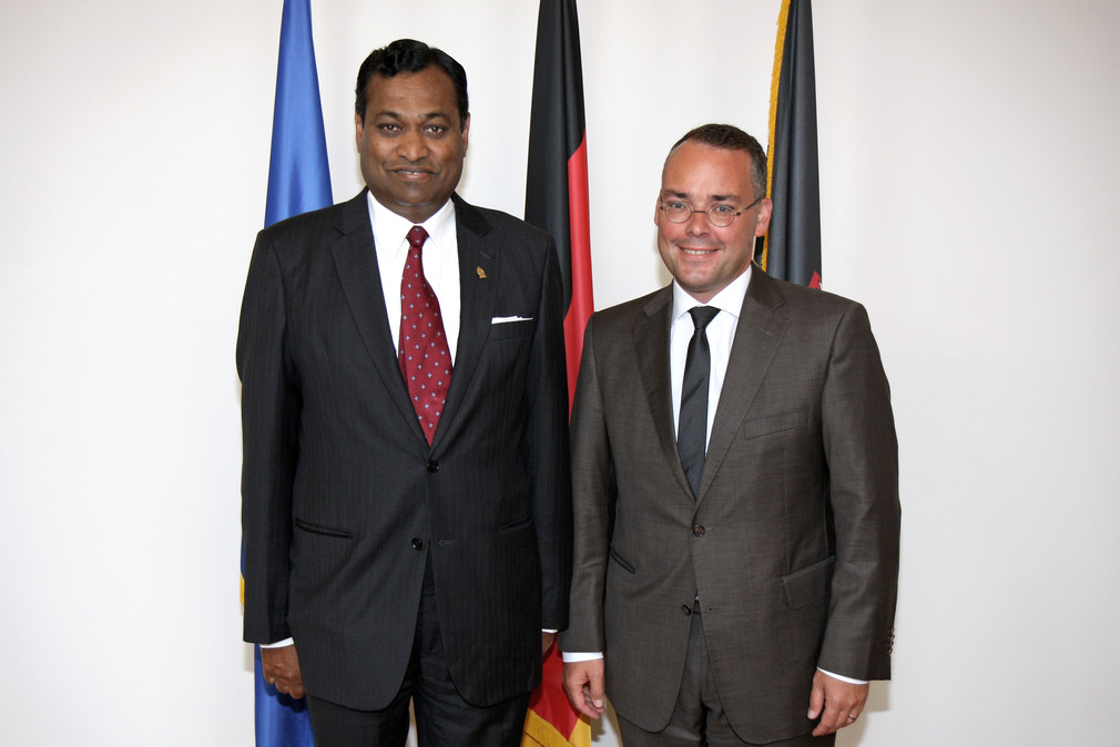 Minister Peter Friedrich (r.) und der Botschafter von Sri Lanka, Karunatilaka Amunugama (l.)