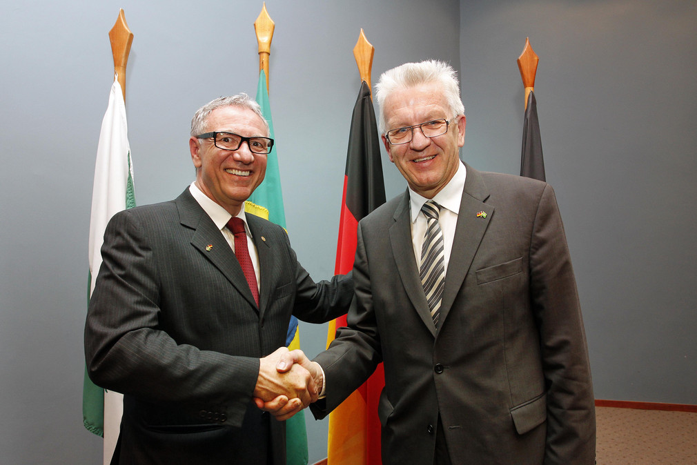 Ministerpräsident Winfried Kretschmann (r.) und der Präsident des Industrieverbandes FIEP, Edson Luiz Campagnolo (r.), in Curitiba (Brasilien)