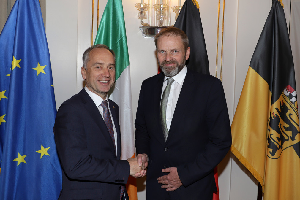 Staatssekretär Volker Ratzmann (r.) und der Botschafter von Irland, Nicholas O´Brien (l.) (Bild: Staatsministerium Baden-Württemberg)