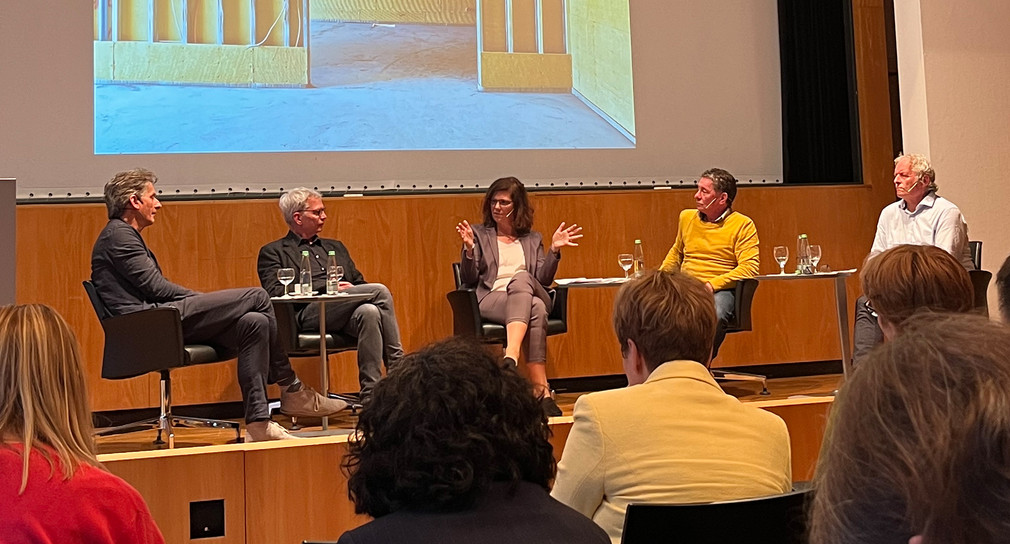 Beim Lehmbauforum BW diskutierten Martin Haas, Ulrich Röhlen, Moderatorin Jutta Fuchs, Waldemar Eider und Martin Rauch.