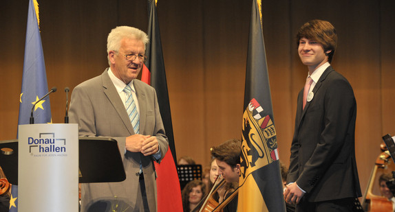 Ministerpräsident Winfried Kretschmann (l.) und der „Übermorgenmacher“ Linus Kaminski (r.) am 6. Mai 2012 beim Empfang der Landesregierung in den Donauhallen in Donaueschingen