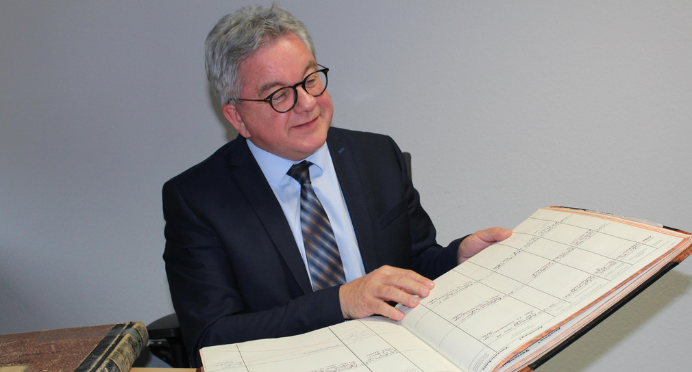 Justizminister Guido Wolf schließt symbolisch letztes Papiergrundbuch (Bild: © Justizministerium Baden-Württemberg)