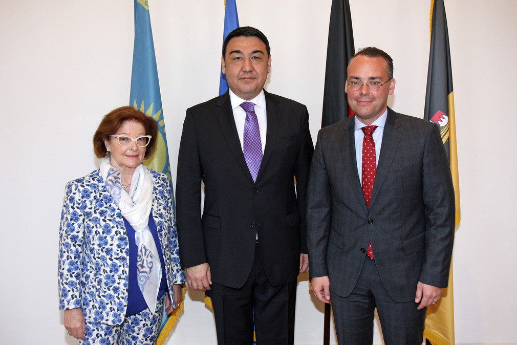 Minister Peter Friedrich (r.), der Botschafter der Republik Kasachstan, Bolat Nussupov (M.), und die Honorarkonsulin der Republik Kasachstan, Dorothea Haller-Laible (l.)