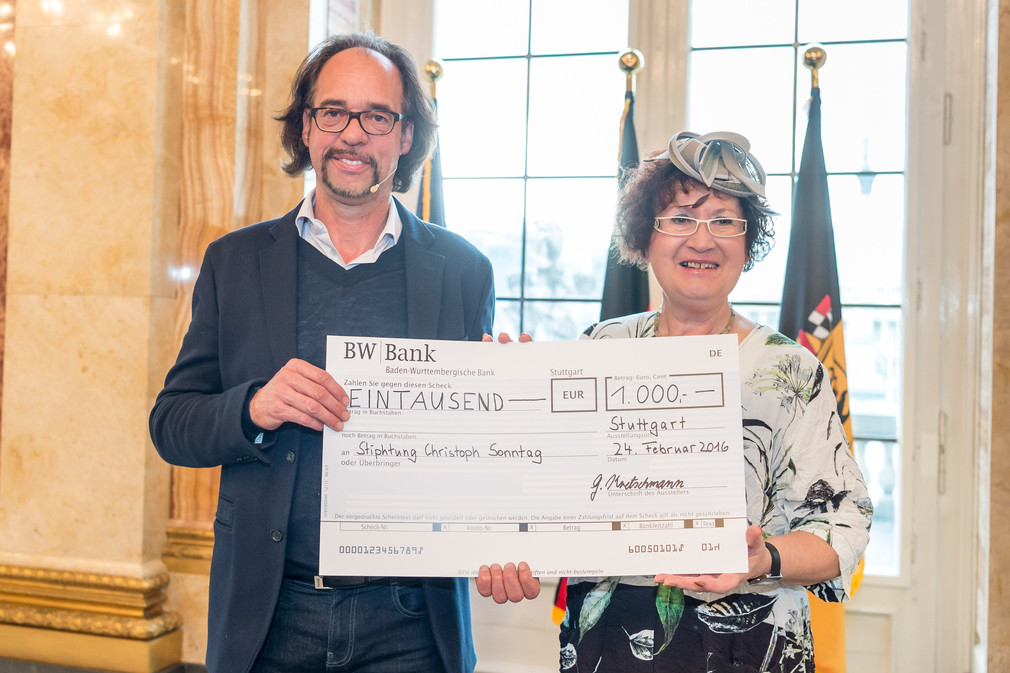 Christoph Sonntag (l.) und Gerlinde Kretschmann (r.) bei der Übergabe des Spendenschecks