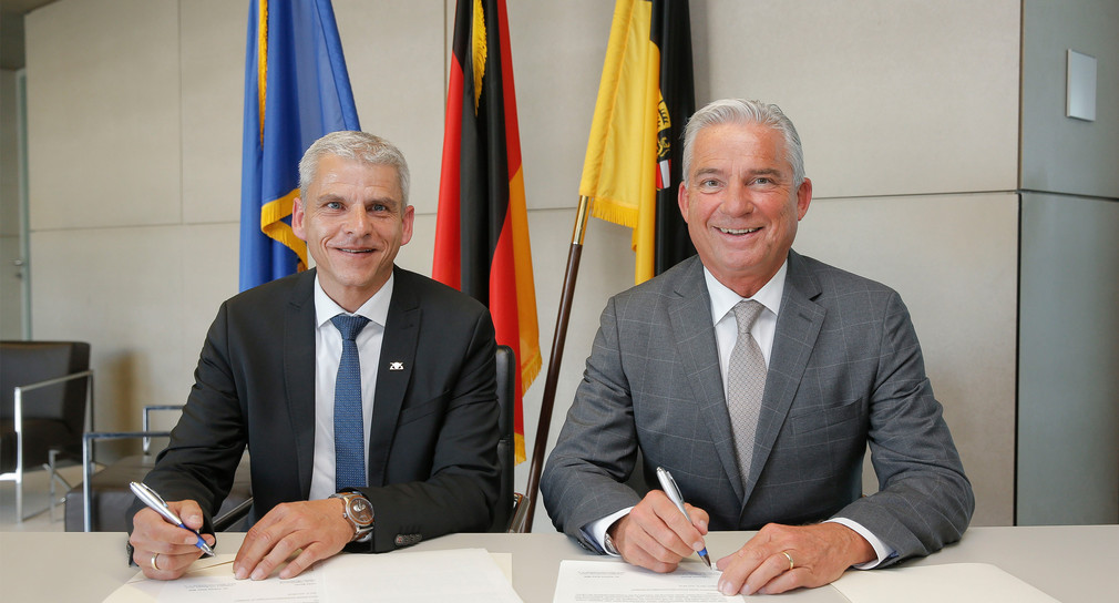 Innenminister Thomas Strobl und Dr. Patrick Rapp MdL, Präsident des Bundes Deutscher Blasmusikverbände e.V. (BDB) unterzeichnen einen Kooperationsvertrag