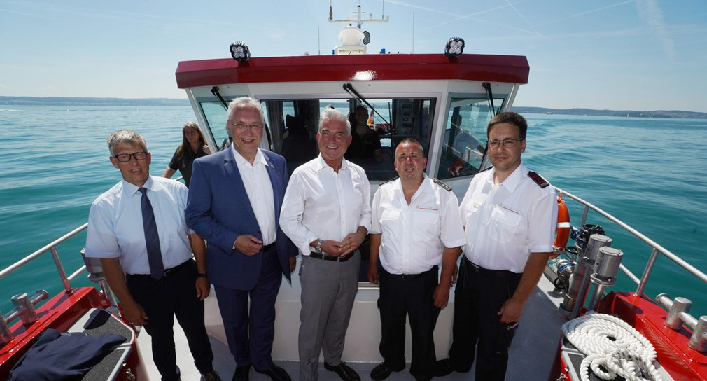 Innenminister Thomas Strobl und sein bayerischer Amtskollege Joachim Herrmann MdL übergeben ein neues Arbeitsboot an die Ölwehr auf dem Bodensee.