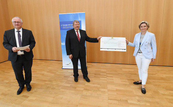 Termin im Zentrum für Sonnenenergie- und Wasserstoff-Forschung Baden-Württemberg (ZSW) in Stuttgart, im Rahmen der Sommerreise „Umweltschutz, CO²-neutrale Produktion und Recycling: Baden-Württembergs Wirtschaft auf dem Weg zur nachhaltigen Produktion“