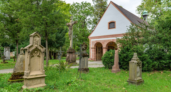 Grabmale auf dem Alten Friedhof in Freiburg, deren Erhalt im Rahmen der dritten Tranche des Denkmalförderprogramm 2023 gefördert wird