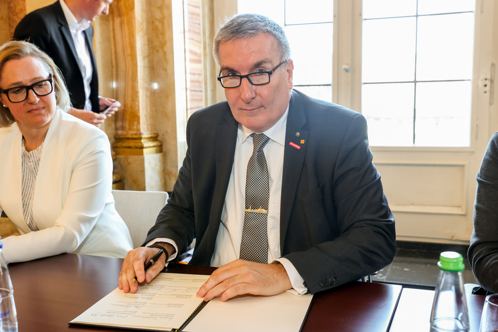 Thomas Bürkle, Vizepräsident der Unternehmer Baden-Württemberg, bei der Unterzeichnung des Bündnisses